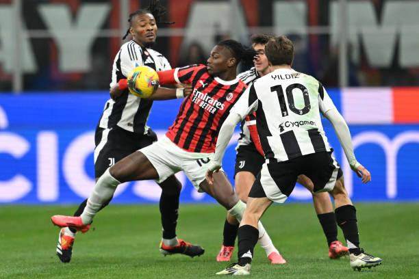 开云官网-【现场】催眠大战米兰主动缴械，圣西罗万人嘘丰塞卡