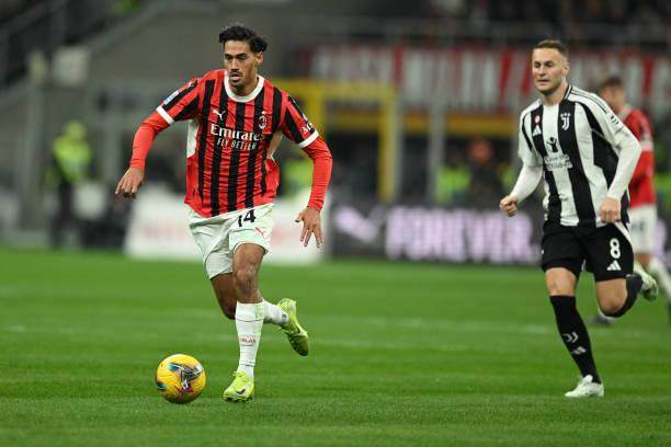 开云官网-【现场】催眠大战米兰主动缴械，圣西罗万人嘘丰塞卡