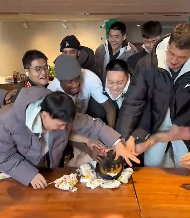 山东小伙20岁生日，徐杰暖心，杜锋贴心，杜润旺胡明轩下手太狠了