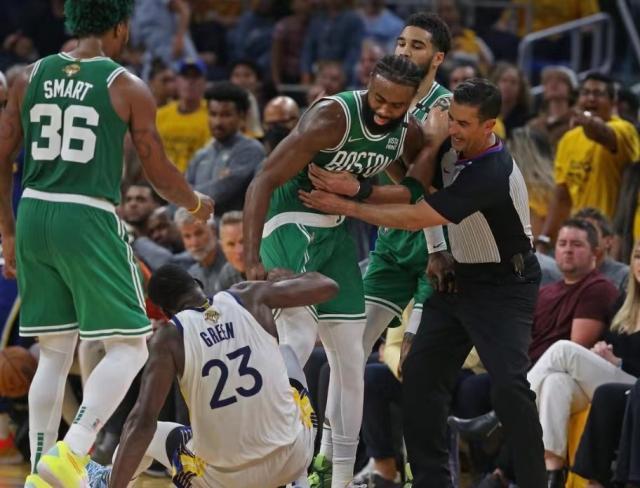 1654528222788043633.jpg 开云在线-绿军88分创季后赛新低 勇士防守全面升级强势反弹